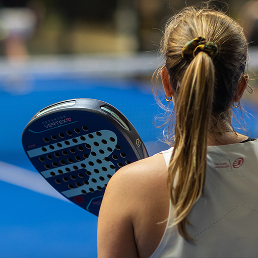 Padelarena_Events_Spielerin_von_hinten_auf_Court